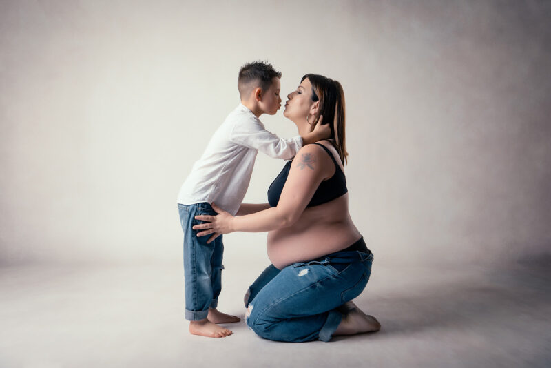 photo studio d'une maman enceinte avec son fils