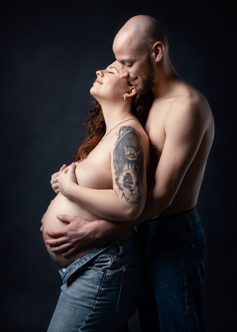 photo studio d'un couple dont la femme est enceinte