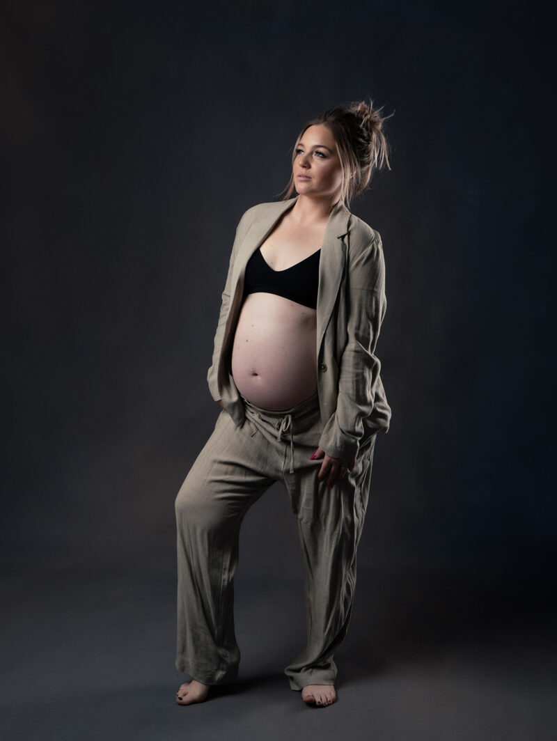 photo studio d'une femme enceinte blonde portant une tenue de couleur kaki