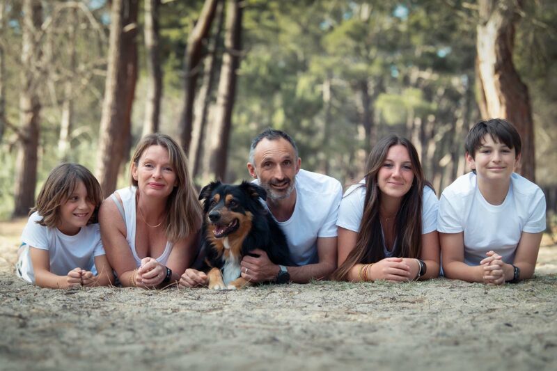 photo lifestyle d'une séance en famille en famille en pinède avec un chien