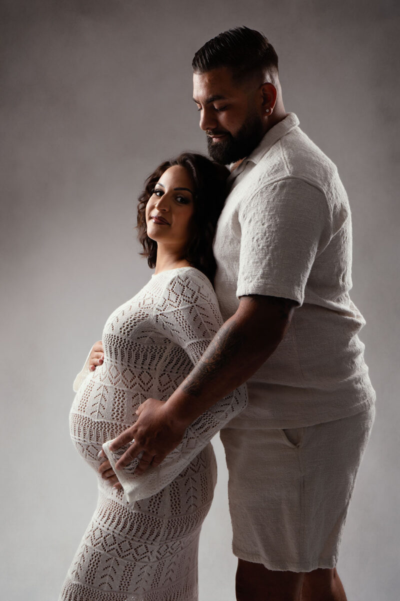 photo studio d'une femme enceinte avec son conjoint