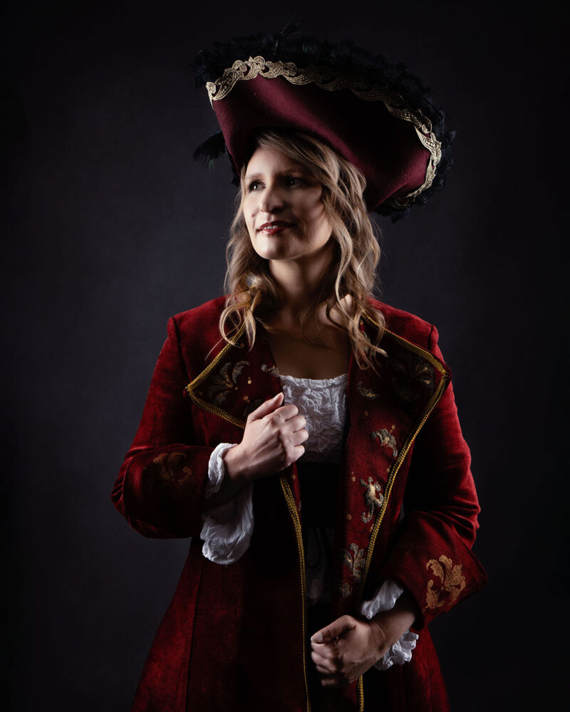 photo studio d'une jeune femme portant un costume de pirate avec un chapeau