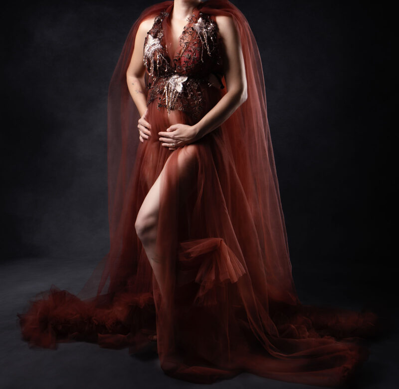 photo d'une robe en tulle bordeaux avec des bijoux dessus