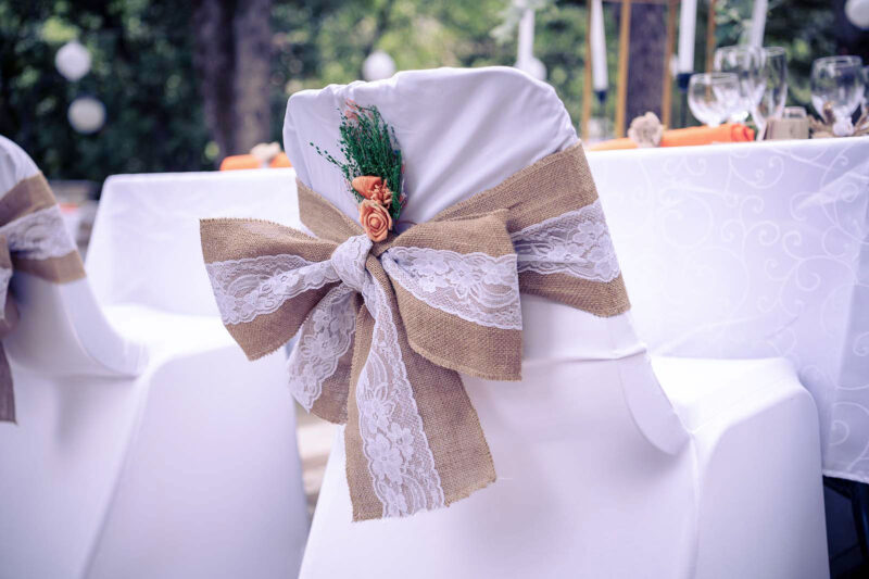 décoration de chaise lors d'un mariage