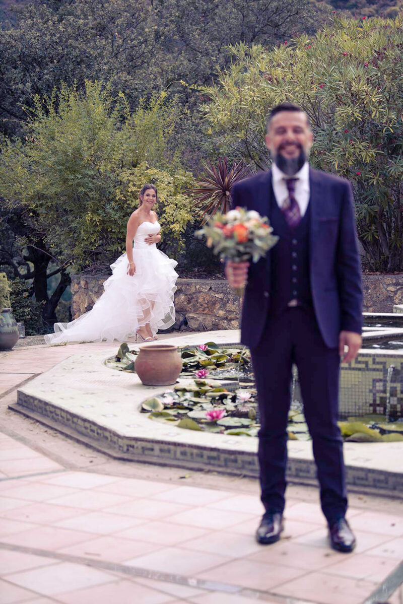 photo prise lors de la découverte d'un mariage, la mariée avance alors que l'homme est de dos