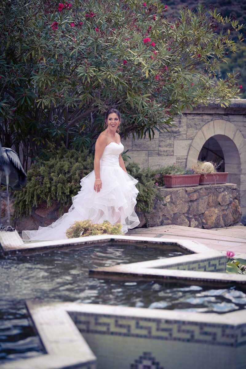 mariée qui marche en regardant quelque chose