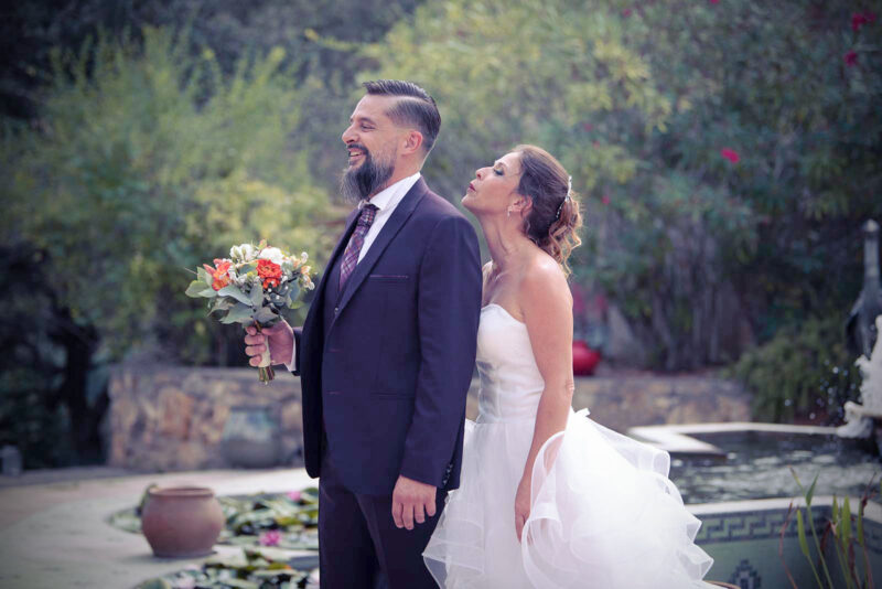 deux mariées en train de se découvrir