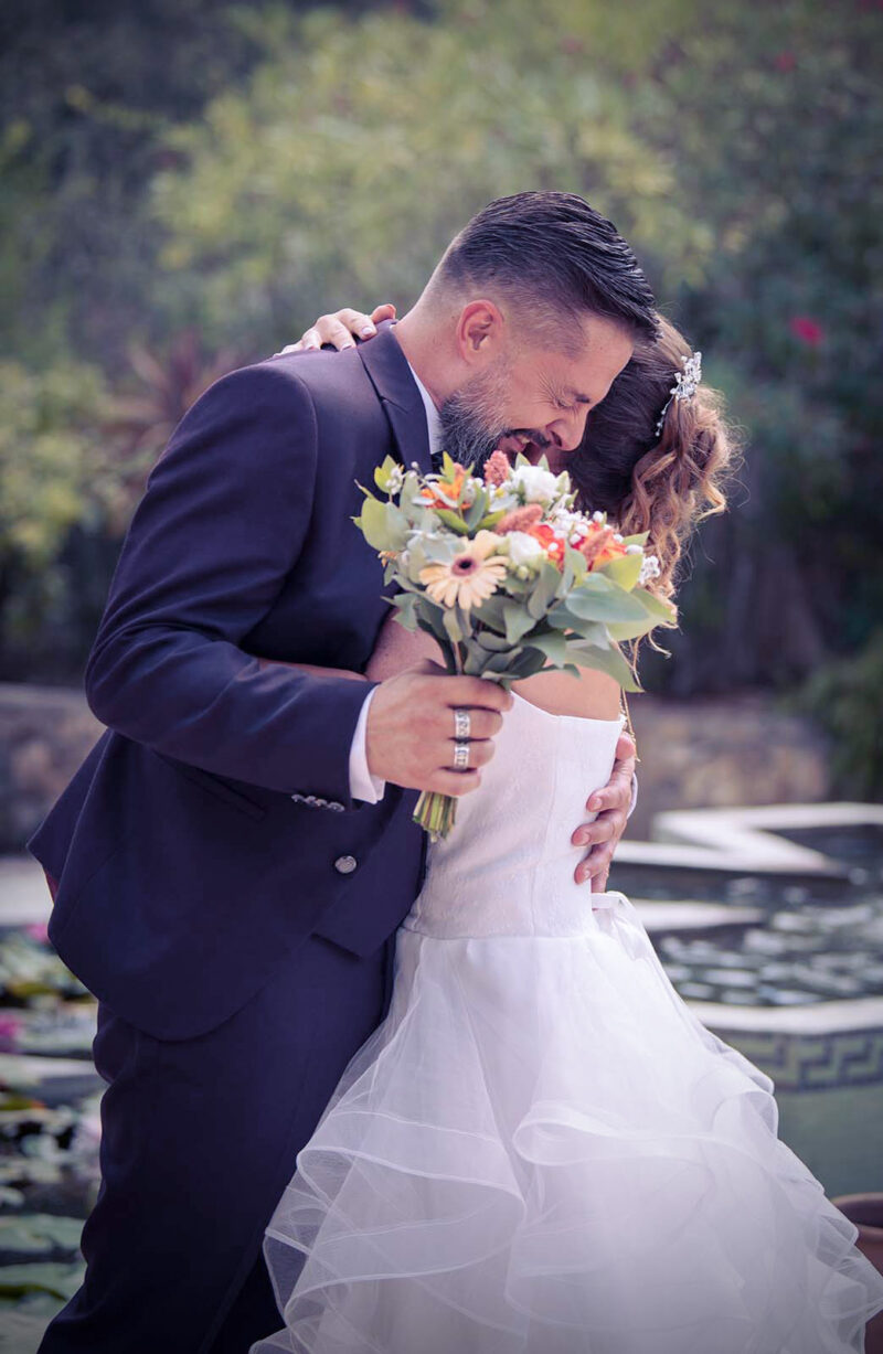 deux mariés entrelacés