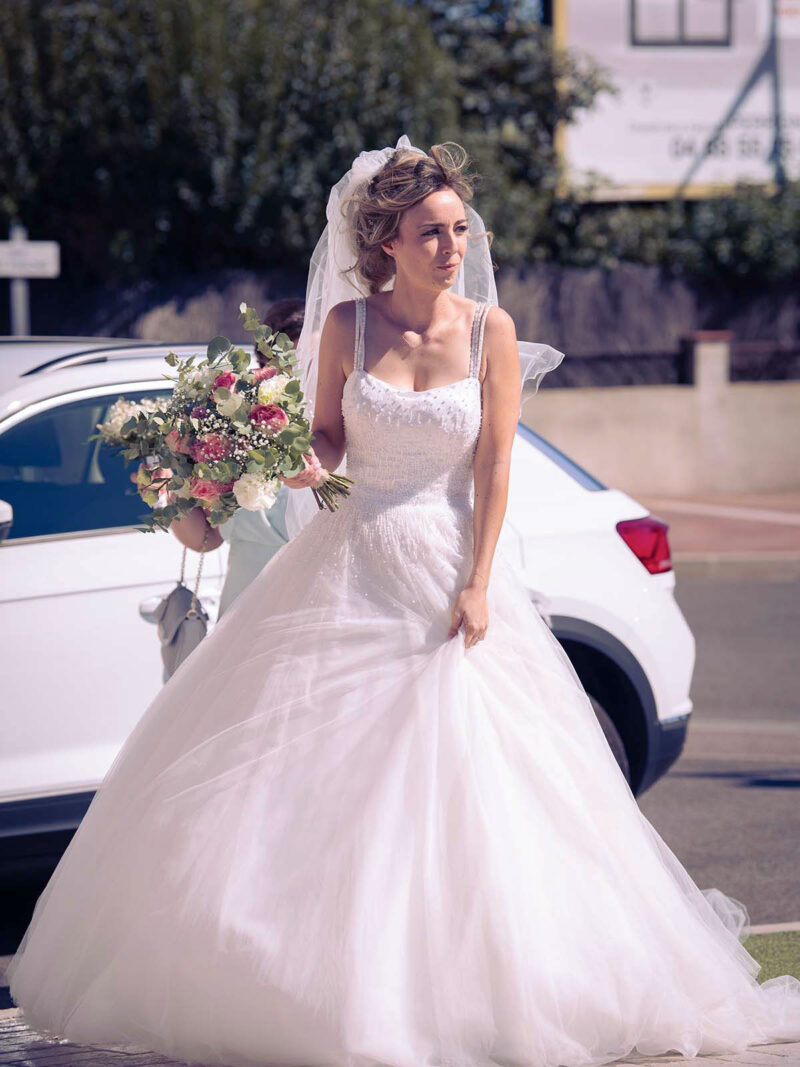 mariée tenant un bouquet de fleur dans la main