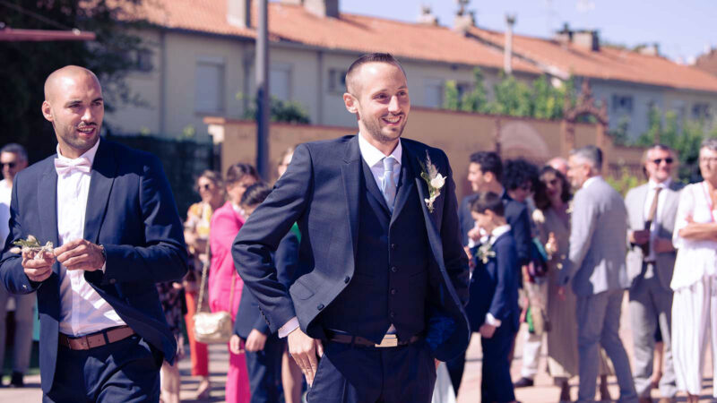 deux hommes en costume avec des personnes en arrière plan