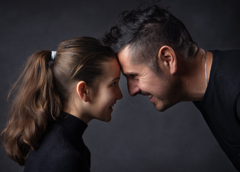 photo d'une petite fille posant son front contre celui de son papa