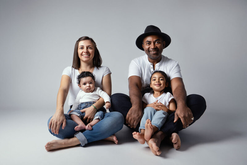 photo studio d'une famille assisse au sol