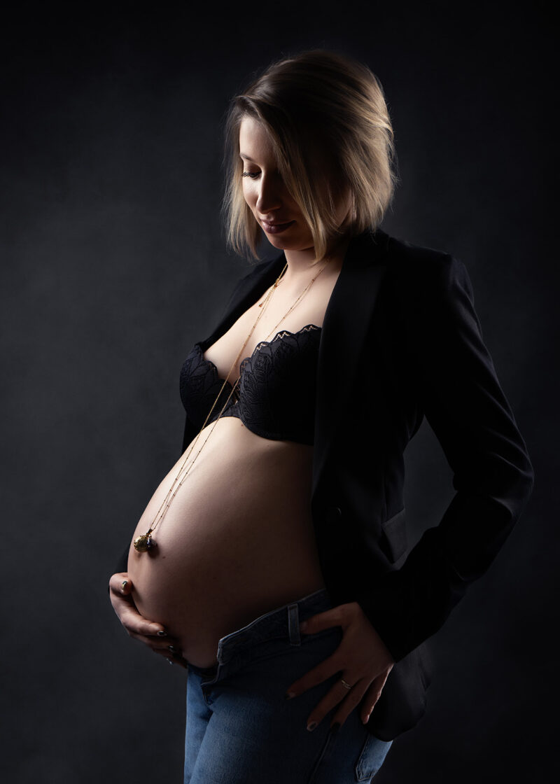photo d'une femme enceinte prise en studio sur fond gris