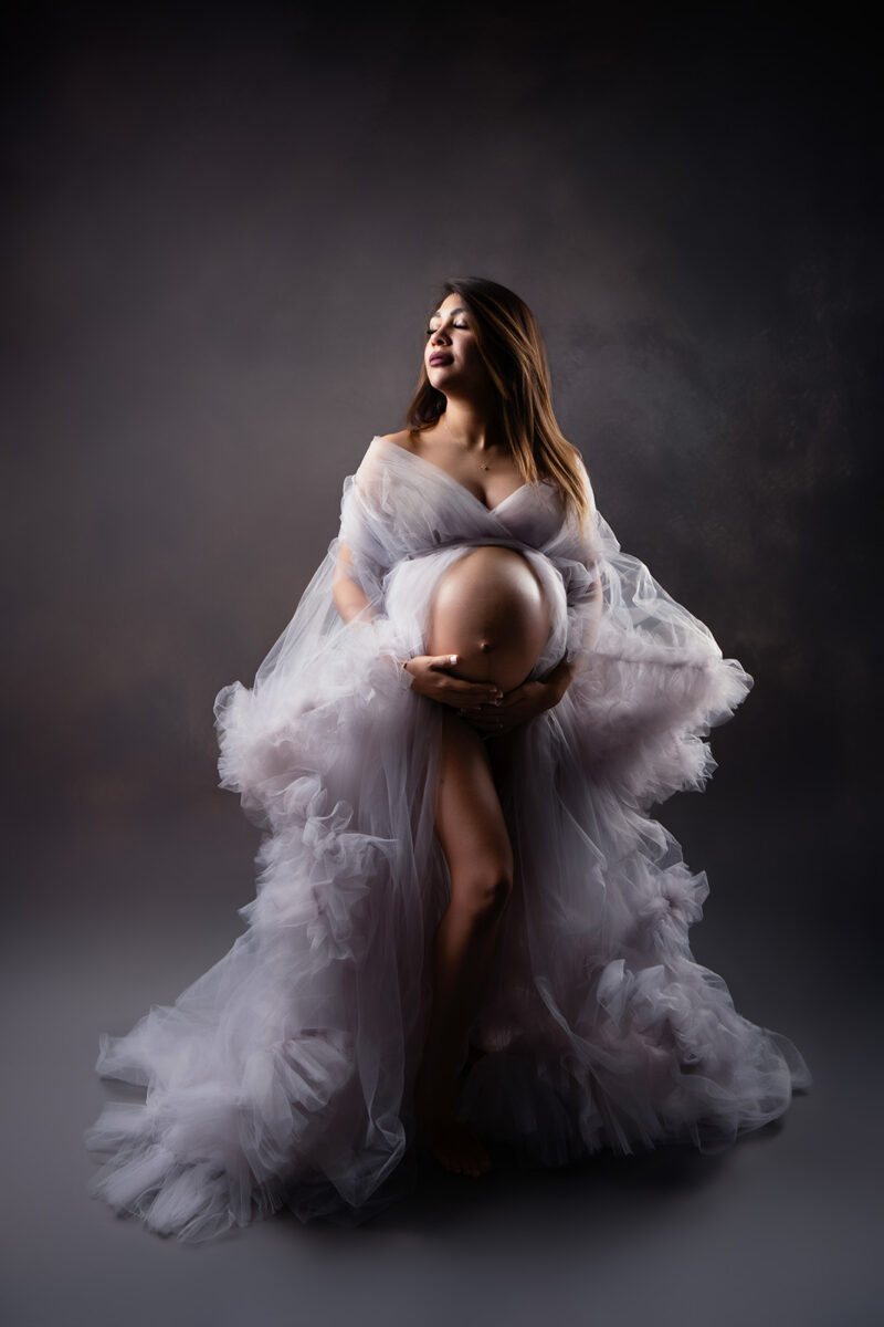 photo d'une femme enceinte portant une robe en tulle gris clair